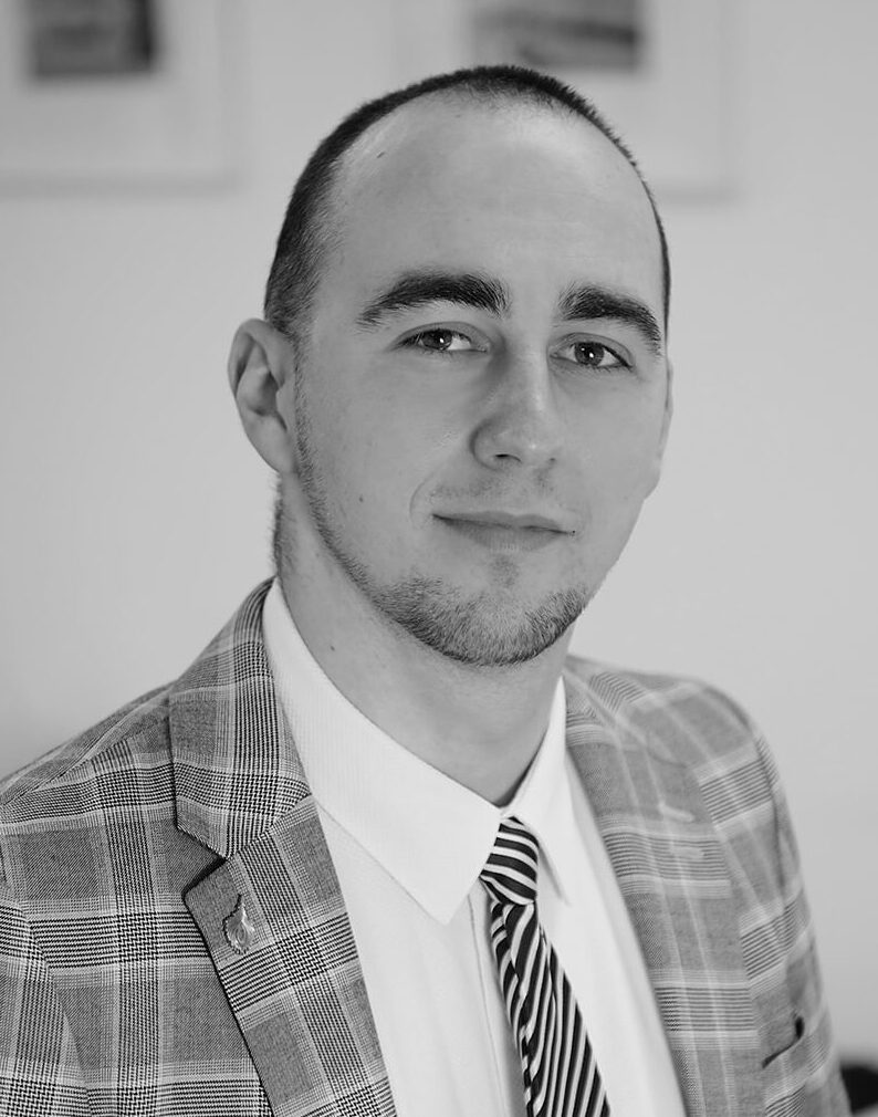 Ariel Pawlowski Headshot